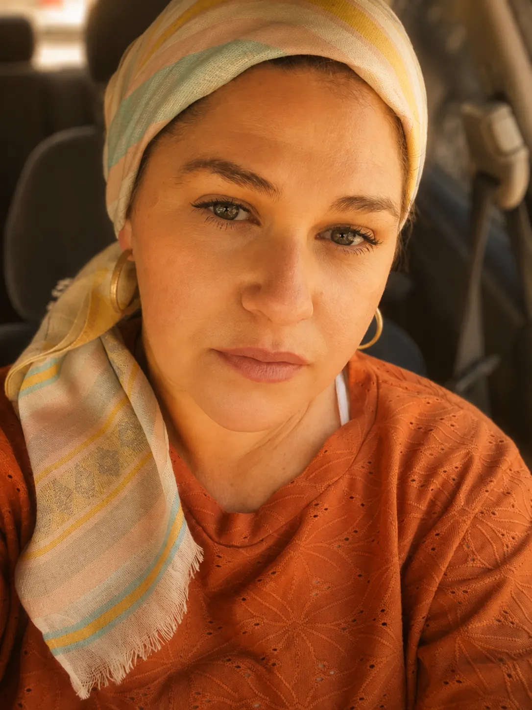 הילה אזרד בצילום עצמי עם מטפחת ראש